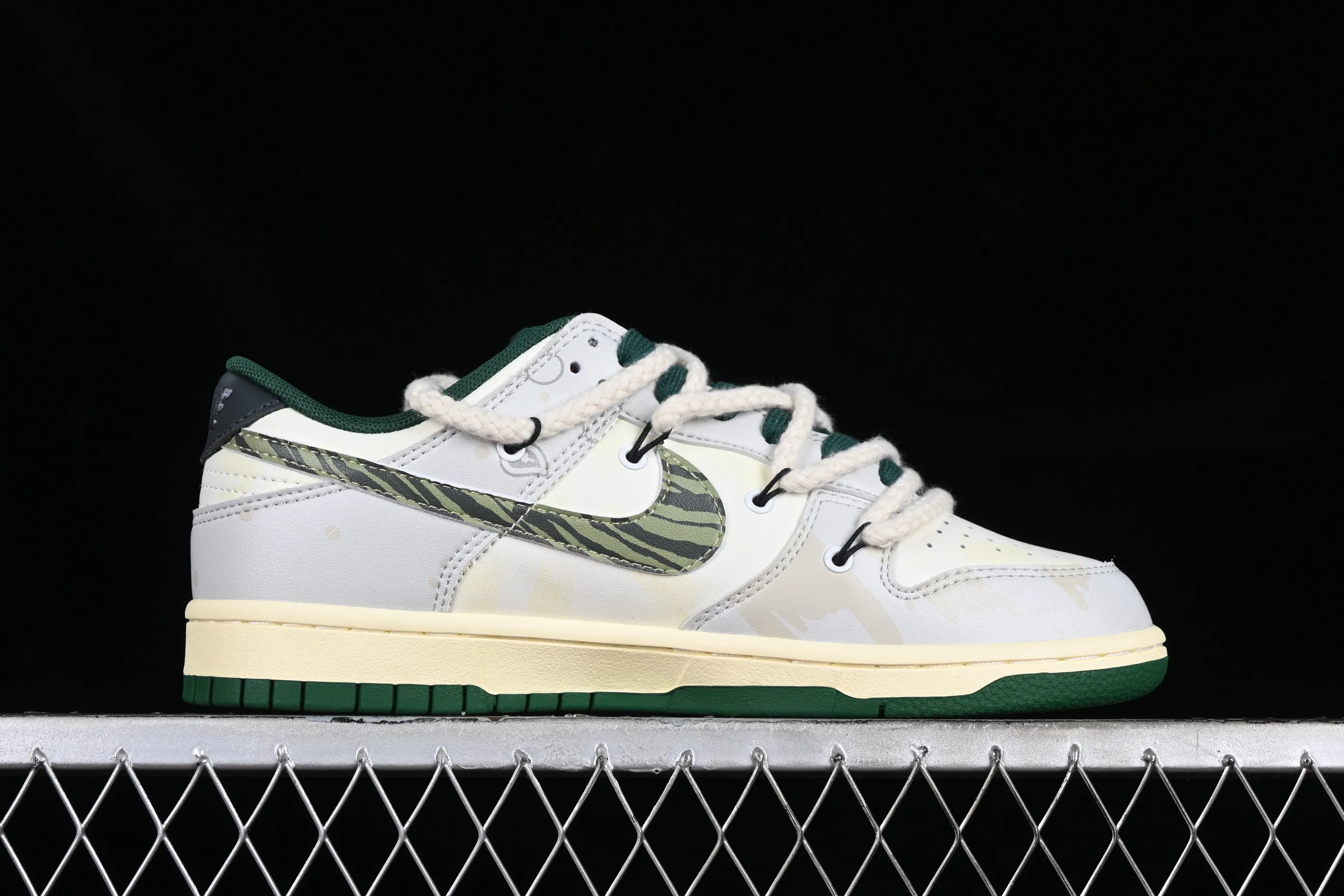 All Categories Nk SB Dunk Series Nk SB Dunk Low Low-top Sneakers Nk Dunk Low Panda Prank-Hip-hop Theme Ghost Face Sea SB Strap Low-top Casual Sneakers DD1391-300